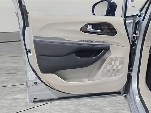 Used 2024 Chrysler Pacifica Limited image 26