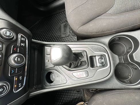 Used 2019 Jeep Cherokee Latitude w/ Cold Weather Group AWD/4WD image 21