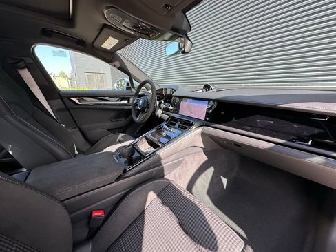 Certified 2025 Porsche Panamera 4 E-Hybrid AWD/4WD image 37