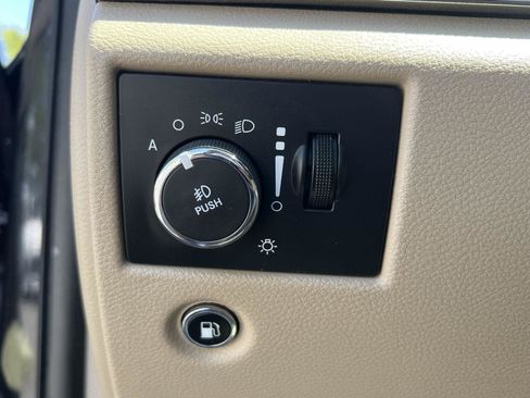 Used 2015 Jeep Grand Cherokee Overland w/ Advanced Technology Group AWD/4WD image 31