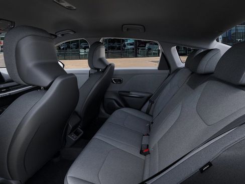 New 2025 Kia K4 LXS image 18