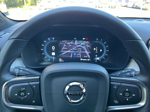 Used 2024 Volvo XC40 B5 Core image 30