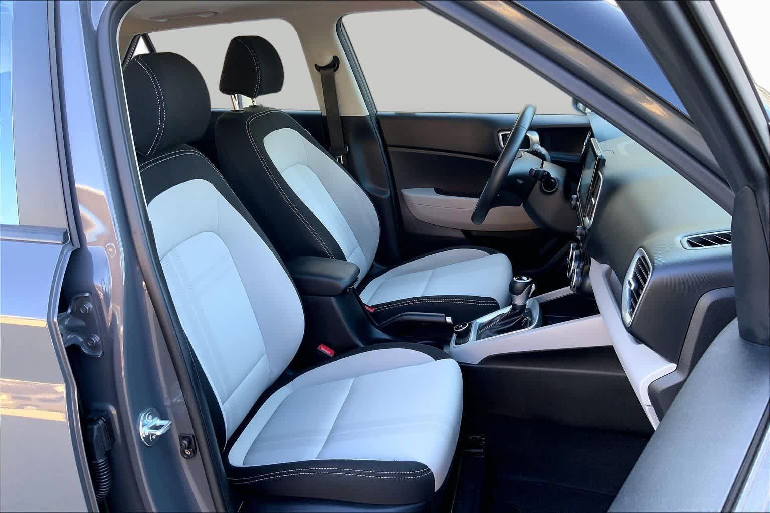 Certified 2025 Hyundai Venue SEL FWD image 9