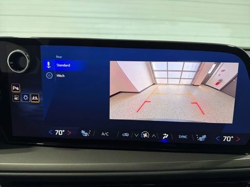 Used 2025 Chevrolet Traverse LT FWD image 18