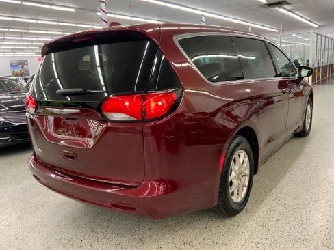 Used 2020 Chrysler Voyager LX image 5
