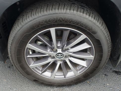 Used 2019 Toyota Highlander XLE FWD image 28