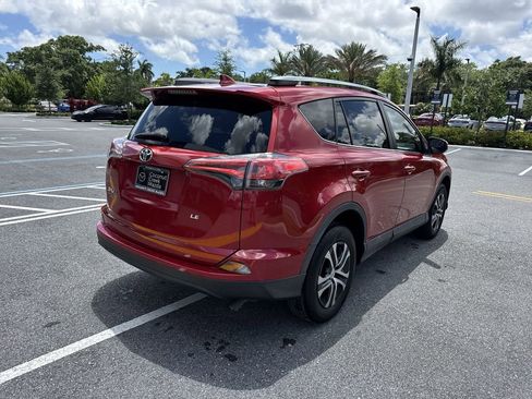 Used 2017 Toyota RAV4 LE FWD image 3