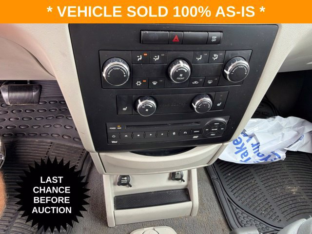 Used 2010 Volkswagen Routan SE FWD image 24