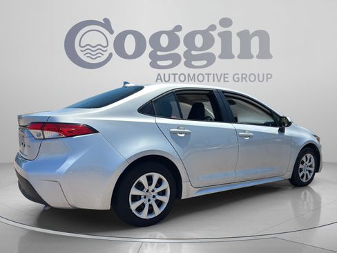 Used 2025 Toyota Corolla LE FWD image 5