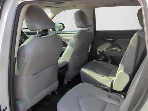 Used 2022 Toyota Highlander XLE FWD image 17