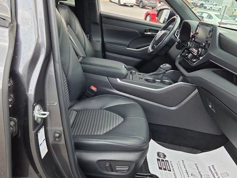 Used 2022 Toyota Highlander XSE AWD/4WD image 15