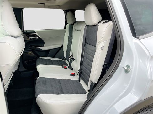 New 2025 Mitsubishi Outlander SE image 25