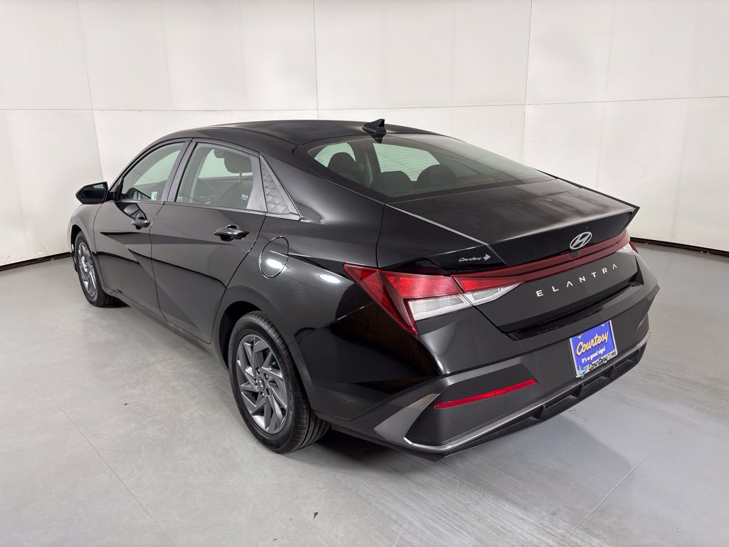 Used 2024 Hyundai Elantra SEL FWD image 6