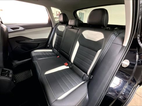 Used 2025 Volkswagen Taos SEL image 29