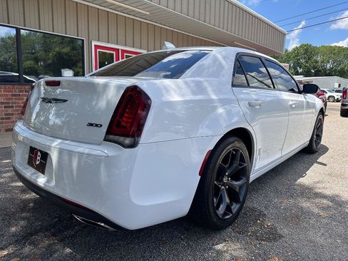 Used 2022 Chrysler 300 Touring w/ Sport Appearance Package RWD image 9