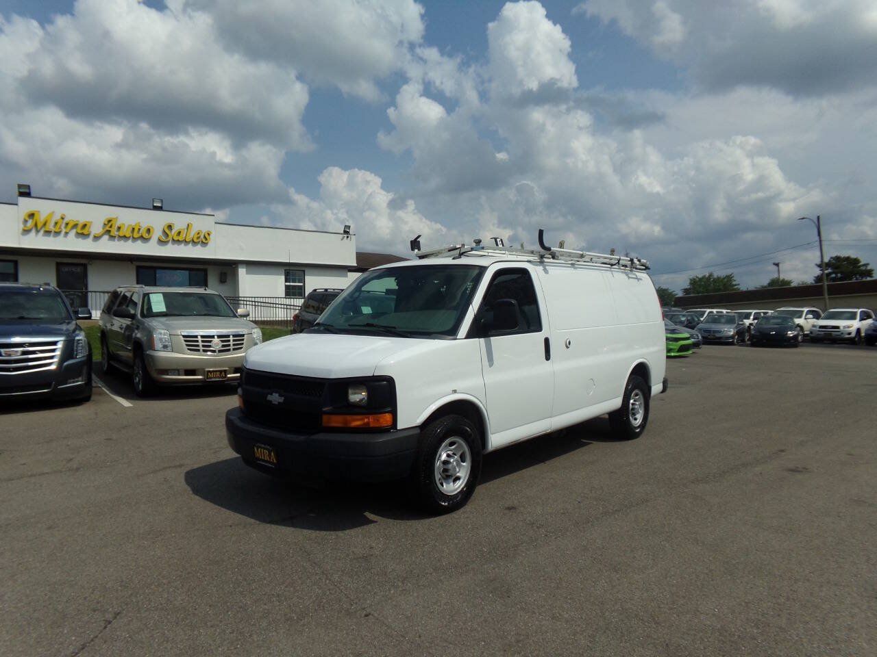 Used 2015 Chevrolet Express 2500 RWD image 2