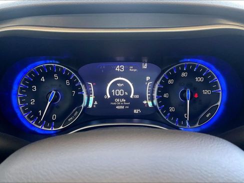 Used 2024 Chrysler Pacifica Touring-L FWD image 19
