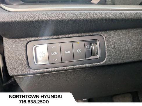 Used 2025 Chevrolet Traverse LT image 32