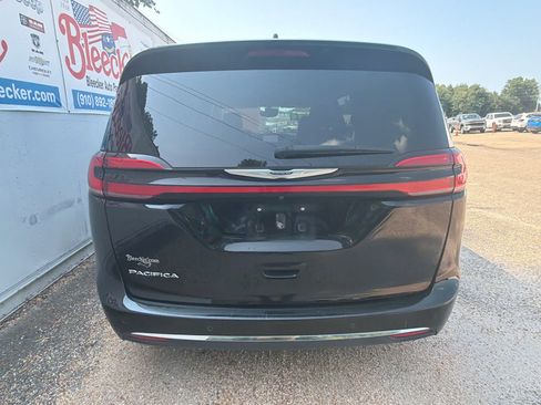 Used 2024 Chrysler Pacifica Touring-L FWD image 4