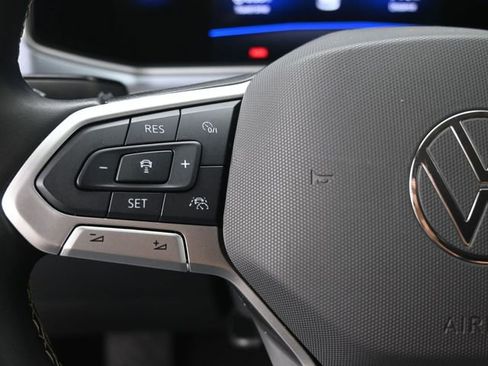 Used 2025 Volkswagen Taos SE AWD/4WD image 2
