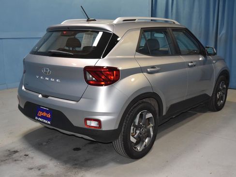 Used 2024 Hyundai Venue SEL image 25