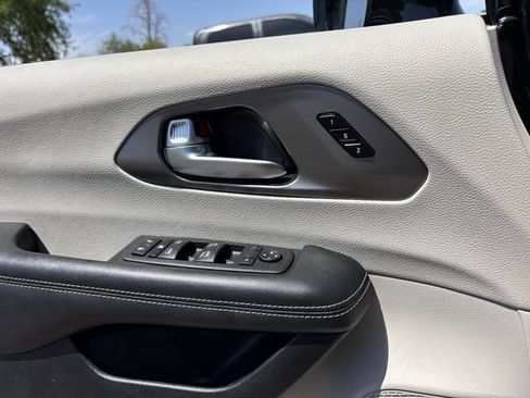 Used 2023 Chrysler Pacifica Touring-L FWD image 22