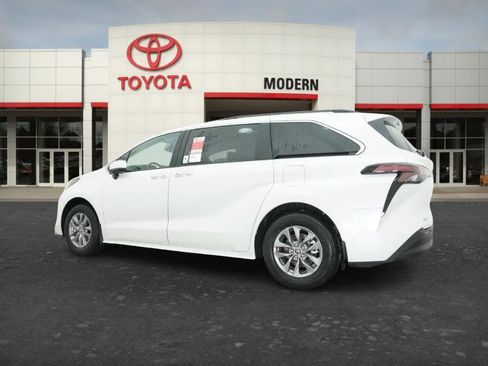 New 2026 Toyota Sienna XLE FWD image 22