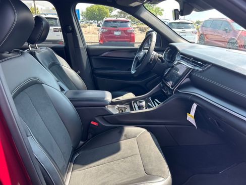 Used 2025 Jeep Grand Cherokee Altitude AWD/4WD image 19