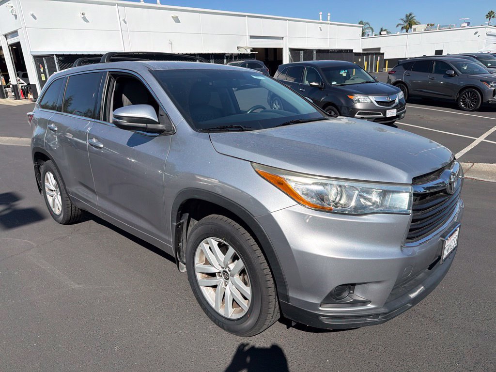 Used 2016 Toyota Highlander LE AWD/4WD image 3