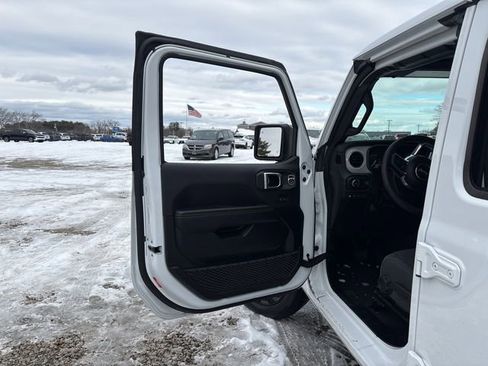 Used 2025 Jeep Wrangler Unlimited Sahara w/ Safety Group image 23