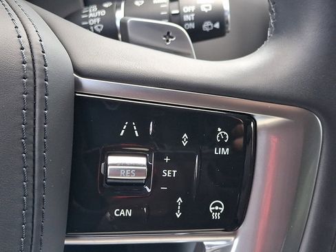 Used 2025 Land Rover Range Rover Long Wheelbase SE AWD/4WD image 23