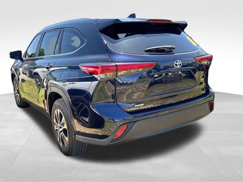 Used 2023 Toyota Highlander XLE FWD image 5