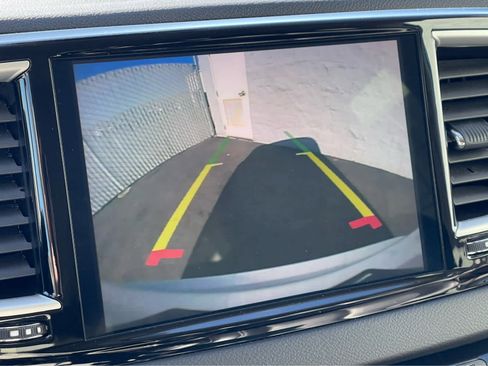 Used 2024 Chrysler Pacifica Touring-L image 18