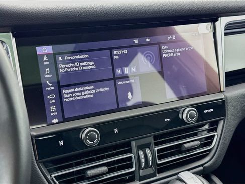 Certified 2025 Porsche Macan AWD/4WD image 18
