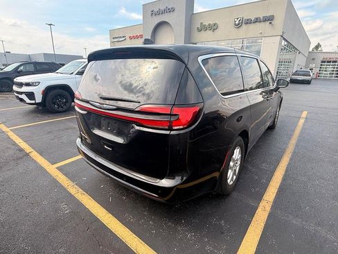 Used 2023 Chrysler Pacifica Touring-L FWD image 3