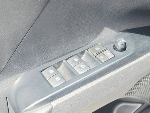 Used 2018 Toyota Camry LE FWD image 31