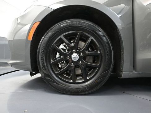 Used 2022 Chrysler Pacifica Touring-L image 17