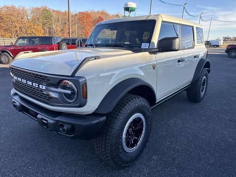 New 2025 Ford Bronco Badlands w/ Sasquatch Package AWD/4WD image 3