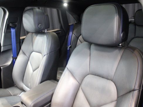 Certified 2024 Porsche Macan image 5