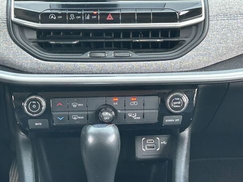 Used 2022 Jeep Compass Latitude FWD image 21