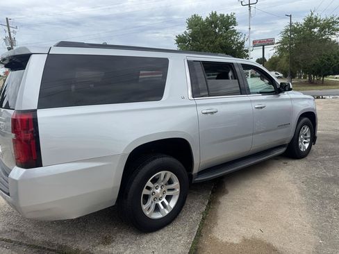 Used 2018 Chevrolet Suburban LT RWD image 4