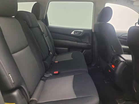 Used 2019 Nissan Pathfinder SV image 19