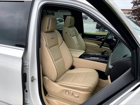 Used 2021 Cadillac Escalade Premium Luxury AWD/4WD image 6