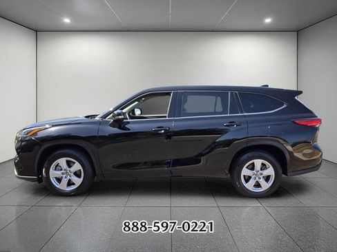 Used 2021 Toyota Highlander LE FWD image 2