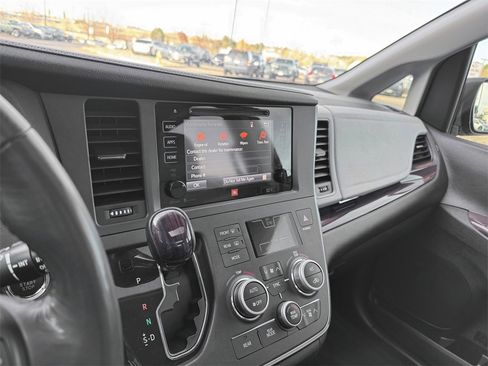 Used 2015 Toyota Sienna Limited image 22