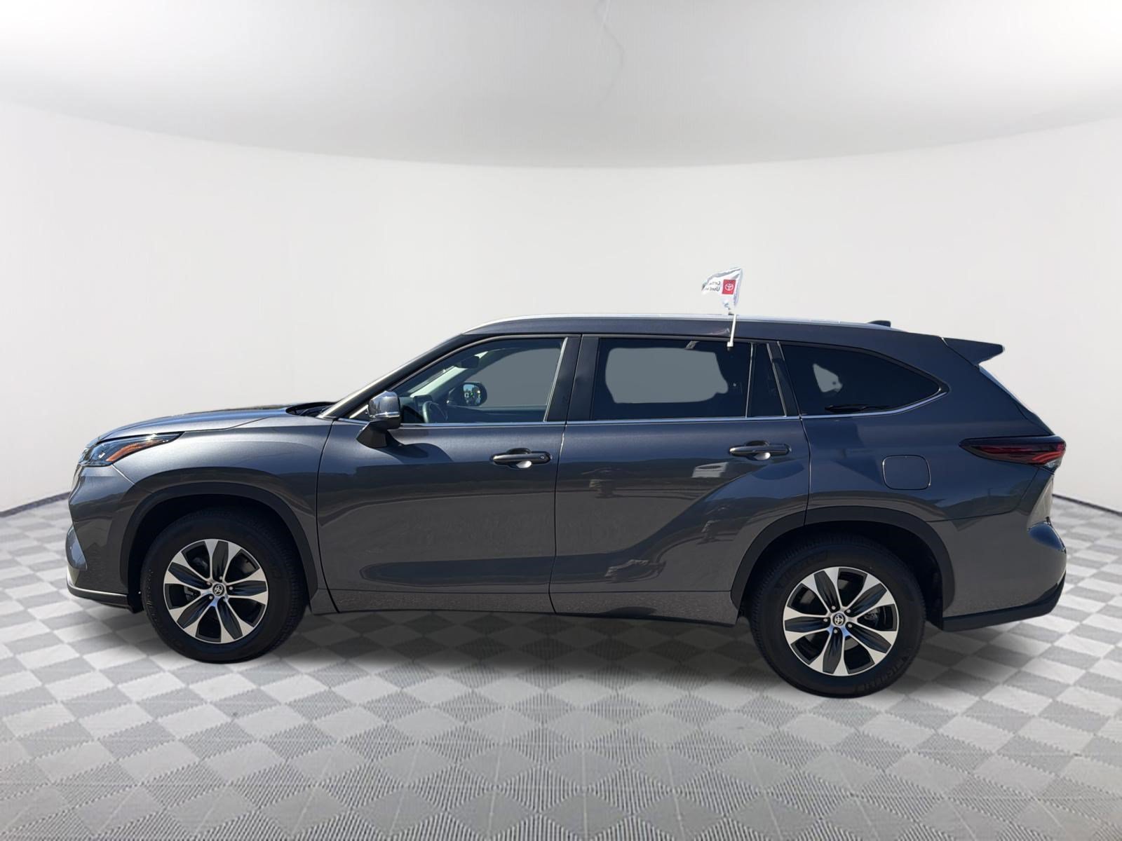 Certified 2025 Toyota Highlander XLE FWD image 13