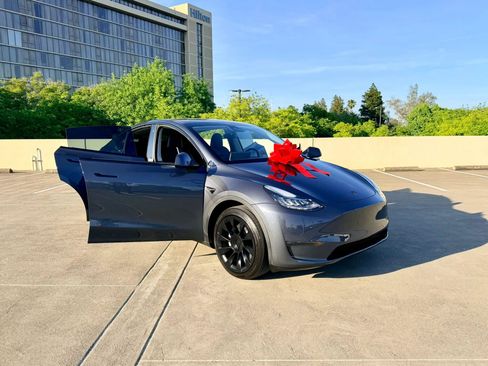 Used 2022 Tesla Model Y Long Range AWD/4WD image 28