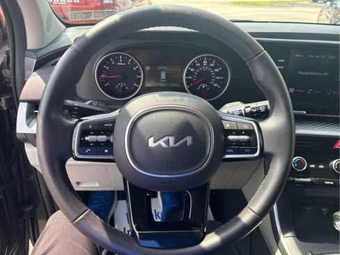 Used 2024 Kia Carnival LX FWD image 18