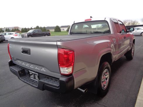 Used 2017 Toyota Tacoma SR image 5