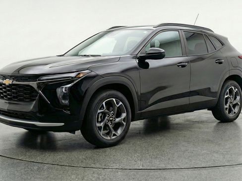 Used 2025 Chevrolet Trax LT w/ LT Convenience Package image 3